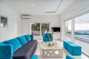 Posedenie v ubytovaní NEW! Villa Lea 5-bedroom villa with private pool and amazing views of city and sea