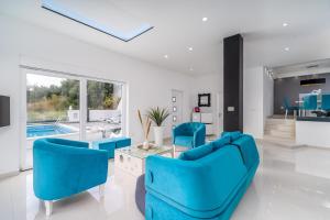 Posedenie v ubytovaní NEW! Villa Lea 5-bedroom villa with private pool and amazing views of city and sea