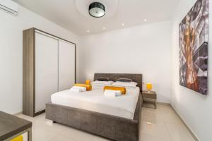 Posteľ alebo postele v izbe v ubytovaní NEW! Villa Lea 5-bedroom villa with private pool and amazing views of city and sea