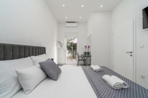 Posteľ alebo postele v izbe v ubytovaní NEW! Villa Lea 5-bedroom villa with private pool and amazing views of city and sea