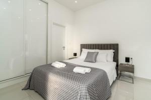 Posteľ alebo postele v izbe v ubytovaní NEW! Villa Lea 5-bedroom villa with private pool and amazing views of city and sea