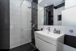 Kúpeľňa v ubytovaní NEW! Villa Lea 5-bedroom villa with private pool and amazing views of city and sea