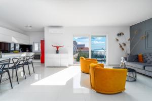 Posedenie v ubytovaní NEW! Villa Lea 5-bedroom villa with private pool and amazing views of city and sea