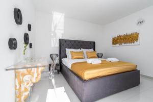Posteľ alebo postele v izbe v ubytovaní NEW! Villa Lea 5-bedroom villa with private pool and amazing views of city and sea