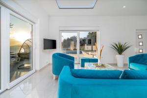 Posedenie v ubytovaní NEW! Villa Lea 5-bedroom villa with private pool and amazing views of city and sea