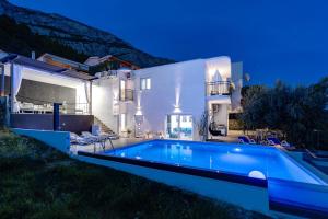 Bazén v ubytovaní NEW! Villa Lea 5-bedroom villa with private pool and amazing views of city and sea alebo v jeho blízkosti