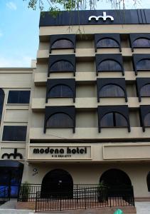 un edificio de hotel con un cartel de hotel melbourne en Hotel Modena - São José dos Campos, en São José dos Campos