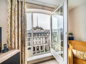 Pass the Keys Stunning 2BR with Balcony Views in Cathedral Quarter