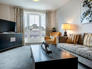 Pass the Keys Stunning 2BR with Balcony Views in Cathedral Quarter