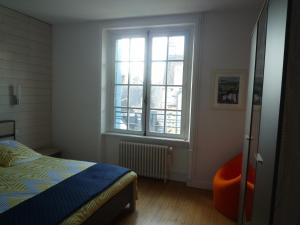 a bedroom with a bed and a window at Appartement Hypercentre Quimper in Quimper