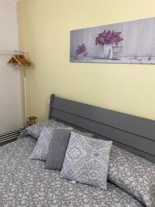 una camera con un letto con due cuscini di B&B Sole a Ravenna