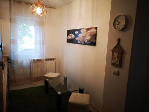 sala de estar con reloj y mesa de cristal en Apartament Darius, en Târgu Ocna