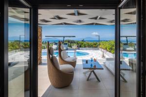 widok z salonu willi w obiekcie Iakovakis Suites & Spa w mieście Koropi
