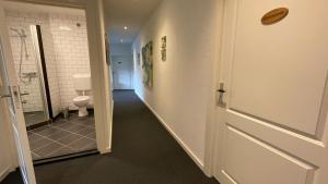 a hallway leading to a bathroom with a toilet at B&B Haus Kristal in Walsdorf