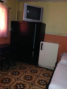 Telewizja i/lub zestaw kina domowego w obiekcie Hotel El Diamante CA
