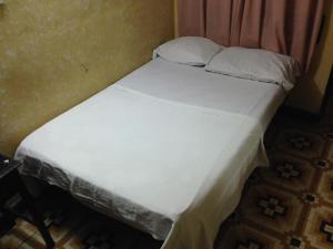 Łóżko lub łóżka w pokoju w obiekcie Hotel El Diamante CA