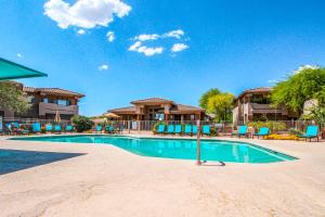 einen Pool in einem Resort mit blauen Stühlen in der Unterkunft Vistoso Resort Casita 244 in Oro Valley