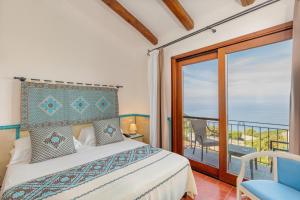 Postel nebo postele na pokoji v ubytování Il Borgo BagaBaga - Exclusive Country Retreat