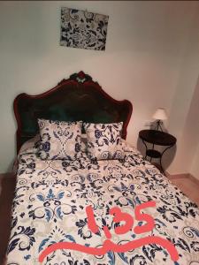 オロペサ・デル・マールにあるLas Terrazas II Marina D'orのベッドルーム1室(青と白の掛け布団付きのベッド1台付)