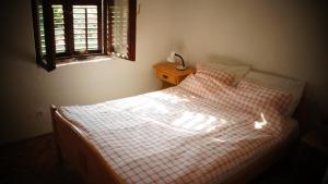Un pat sau paturi într-o cameră la Holiday Home Pine Villa