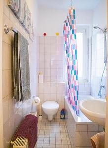 y baño con aseo, bañera y lavamanos. en Griffn Properties Lifestyle, en Essen