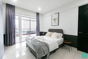 Postel nebo postele na pokoji v ubytování JOMSTAY Octagon Ipoh Suites