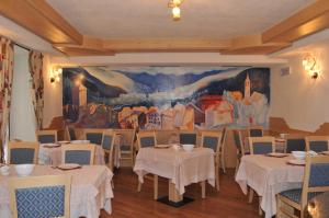 Reštaurácia alebo iné gastronomické zariadenie v ubytovaní Hotel Il Maniero