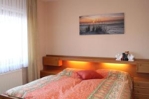 ein Schlafzimmer mit einem Bett mit einer Lampe in der Unterkunft Haus Hahn in Suhlendorf