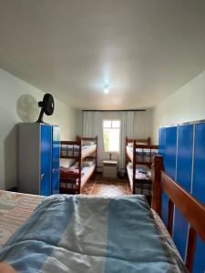een slaapkamer met 2 stapelbedden en een raam bij Nova Pousada Consulado in Ponta Grossa
