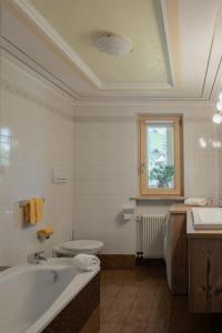 Ванна кімната в Ciasa Iachin Mountain Apartment
