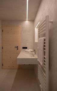 A bathroom at Ciasa Iachin Mountain Apartment