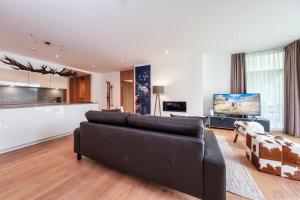 Foto de la galería de Alpen panorama luxury apartment with exclusive access to 5 star hotel facilities en Davos