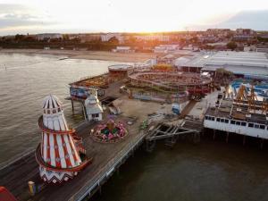 eine Aussicht auf einen Karneval auf dem Wasser in der Unterkunft Luxury 2 Bedroom 2 bathroom Caravan-small sofa 1 pers in Saint Osyth