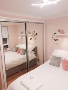Легло или легла в стая в Glasgow 2bd City Centre Apartment - Free Private Parking