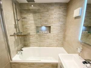 Et badeværelse på Glasgow 2bd City Centre Apartment - Free Private Parking