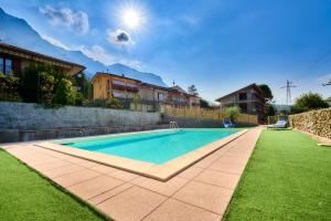 The swimming pool at or close to Il SOLE HOUSE