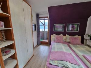 Postel nebo postele na pokoji v ubytování Auszeit am Traunsee