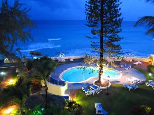 Uma vista da piscina em Blue Orchids Beach Hotel ou nos arredores
