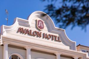 una señal de hotel en la parte superior de un edificio en Avalon Palace Hotel - Adults Only en Zakynthos