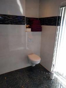 La salle de bains est pourvue de toilettes blanches. dans l'établissement MG BB, à Venlo