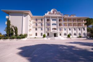un grand bâtiment blanc avec un ciel bleu dans l'établissement Avalon Palace Hotel - Adults Only, à Zante