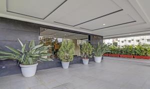 Treebo Premium Raj Vista Global Village外面的花园
