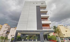 班加罗尔Treebo Premium Raj Vista Global Village的城市中高大的白色建筑