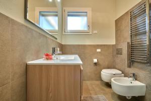 A bathroom at Il SOLE HOUSE