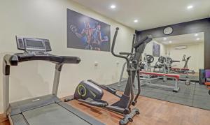 Fitness centrum a/nebo fitness zařízení v ubytování Treebo Premium Raj Vista Global Village