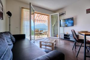 A television and/or entertainment centre at Il SOLE HOUSE