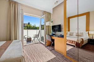 pokój hotelowy z łóżkiem i biurkiem w obiekcie Molo Residence w mieście Sopot
