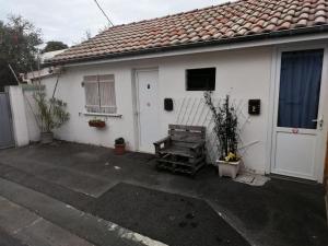 a white house with a patio in front of it at New SAMANKE in Floirac