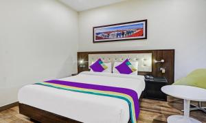 Treebo Premium Raj Vista Global Village客房内的一张或多张床位