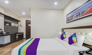 Treebo Premium Raj Vista Global Village客房内的一张或多张床位